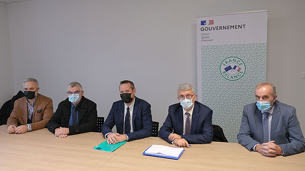 Stéphane RAYMOND, chargé d'études et de suivi de travaux à Loudéac communauté, Michel ROUVRAIS, vice-président en charge des travaux et voiries communautaires, Xavier HAMON, Président de Loudéac communauté, Thierry MOSIMANN, Préfet des Côtes d’Armor et Jean-Pierre LE BIHAN, vice-président en charge de l’Habitat et de l’Urbanisme