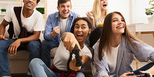 Adolescents s'amusant lors d'une soirée jeux