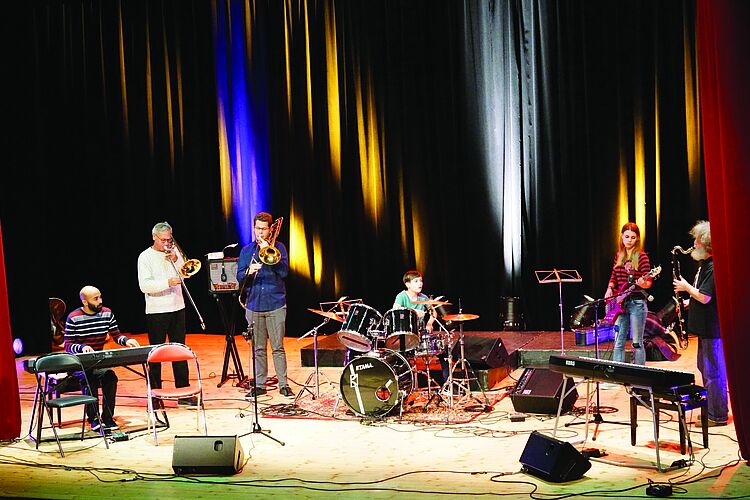Groupe du Moulin à sons sur scène salle Kastell d'Ô