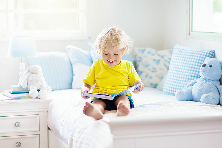 Bébés lecteurs jeune enfant en train de lire