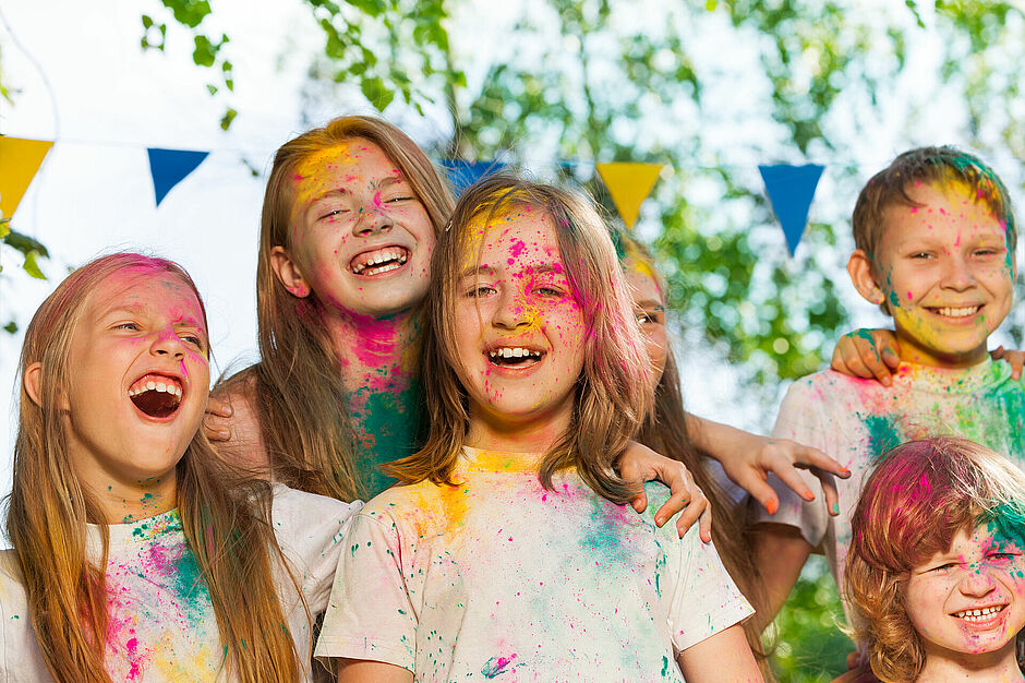 BAFA enfants recouverts de peinture