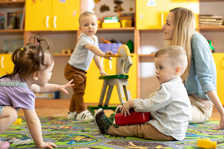 jeunes enfants jouant