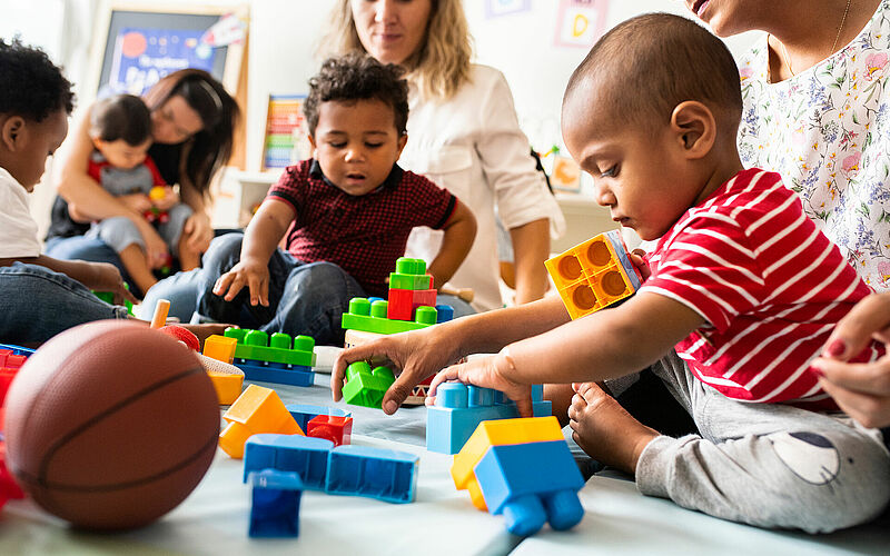 0-3 ans-garde à domicile Enfants jouant dans une MAM