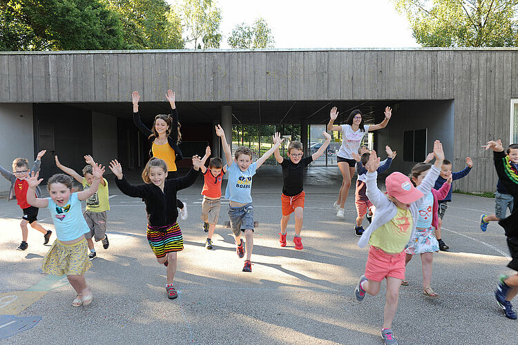 Photo d'enfants courant dans une cour